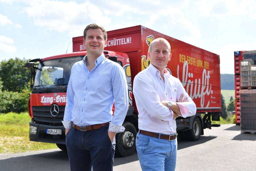 Richard und Rudolf Hopf vor Langbräu LKW